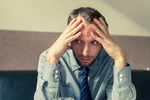 Stressad affärsman att få huvudvärk — Stockfoto