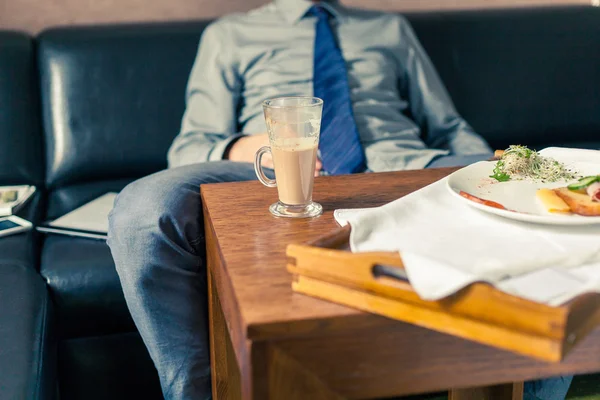 Affärsman äter frukost hemma — Stockfoto