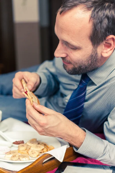 Affärsman äter frukost hemma — Stockfoto