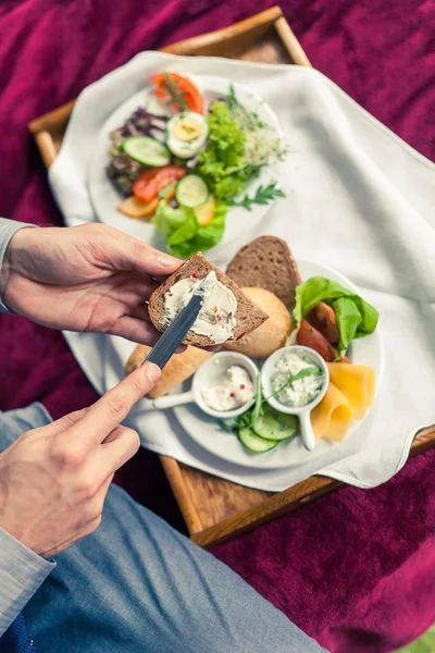 Zakenman eten ontbijt thuis — Stockfoto