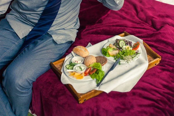 Zakenman eten ontbijt thuis — Stockfoto