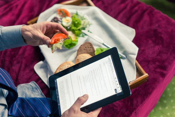 Zakenman werken op Tablet PC tijdens het ontbijt — Stockfoto