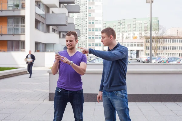 Turista masculino pede instruções do homem — Fotografia de Stock