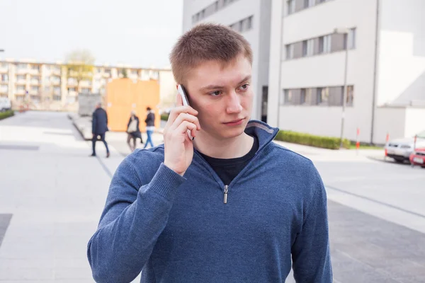 शहरी पार्श्वभूमीवर माणूस फोनवर बोलत . — स्टॉक फोटो, इमेज