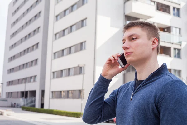 男人在谈电话的城市背景. — 图库照片