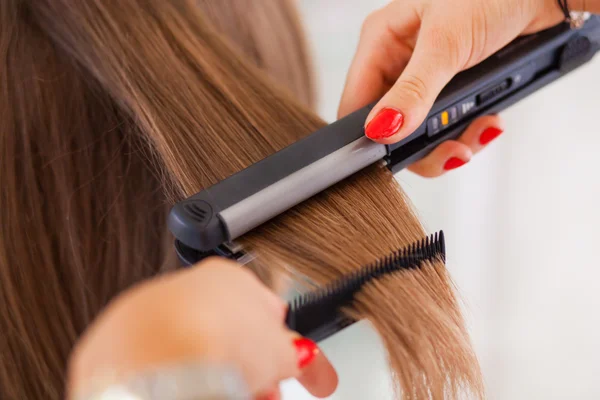 Cabeleireiro fazendo corte de cabelo para a mulher — Fotografia de Stock