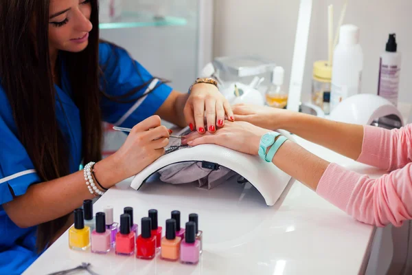 Vrouw op manicure behandeling — Stockfoto