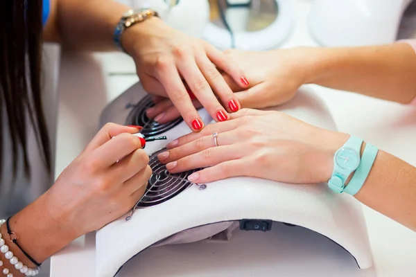 Mujer mano en el tratamiento de manicura —  Fotos de Stock