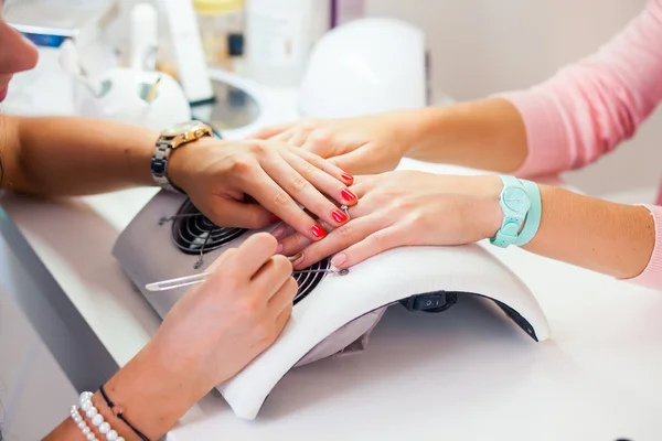 Mulher mão no tratamento de manicure — Fotografia de Stock