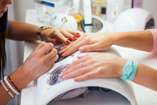 Vrouw hand op manicure behandeling — Stockfoto