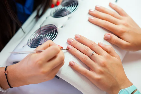 Mujer mano en el tratamiento de manicura —  Fotos de Stock