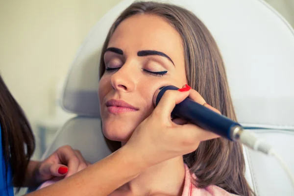 Beautician doing microdermabrasion procedure for woman — Stock Photo, Image