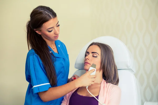 Beautician doing microdermabrasion procedure for woman — Stock Photo, Image