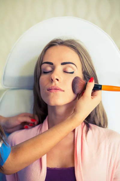 Девушка с косметологом в спа салоне — стоковое фото