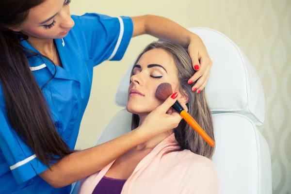 Meisje met schoonheidsspecialiste op spa salon — Stockfoto