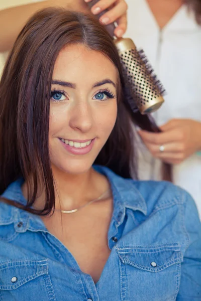 Cabeleireiro fazendo corte de cabelo para a mulher — Fotografia de Stock