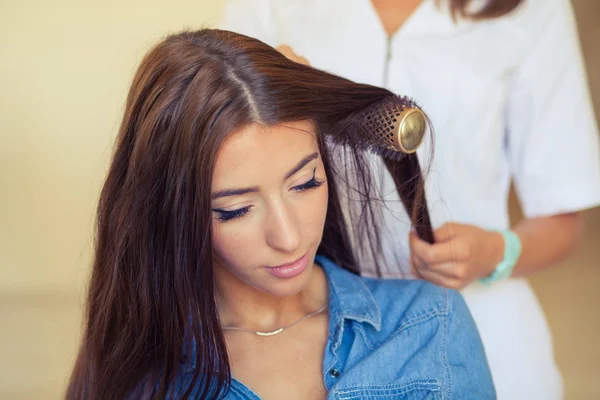 Cabeleireiro fazendo corte de cabelo para a mulher — Fotografia de Stock