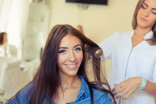 Перукар робить зачіску для жінки — стокове фото