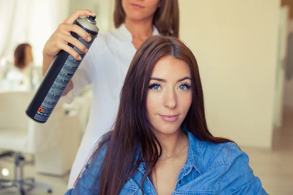 Hairdresser doing haircut for woman — Stock Photo, Image