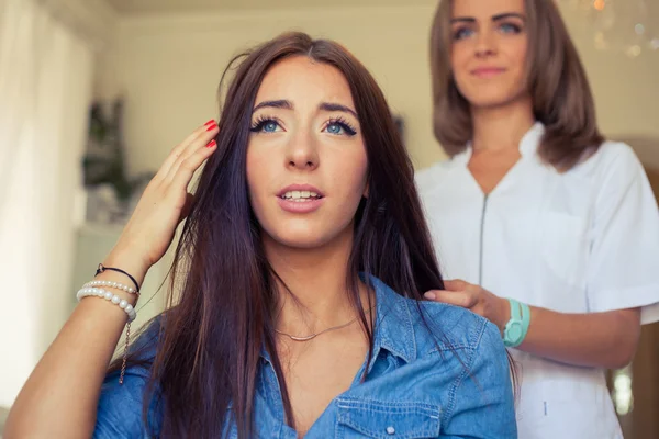 Hairdresser doing haircut for woman — Stock Photo, Image