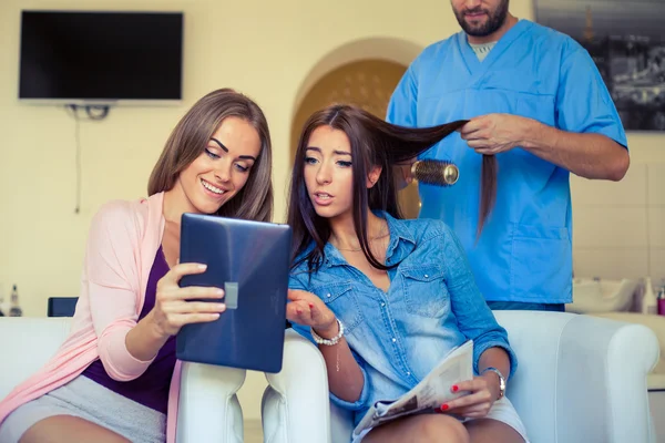 Amigos mirando tableta pc en peluquería — Foto de Stock