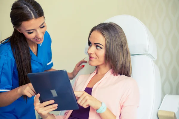 Woman with tablet in hairdressing salon — Stock Photo, Image