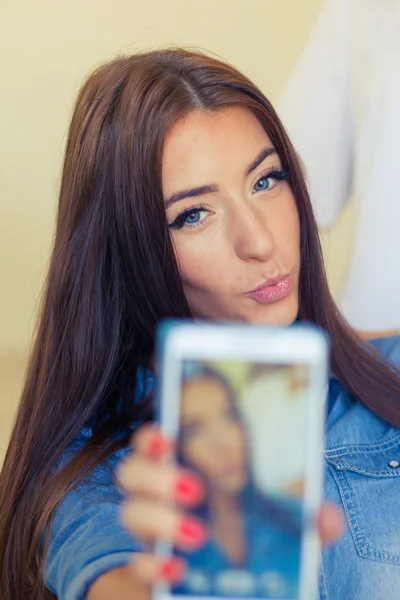 Mujer tomando selfie en peluquería — Foto de Stock