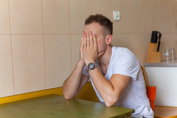 Homem sentado na cozinha — Fotografia de Stock