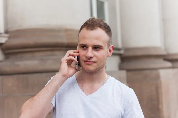 Man die buiten telefoneert — Stockfoto