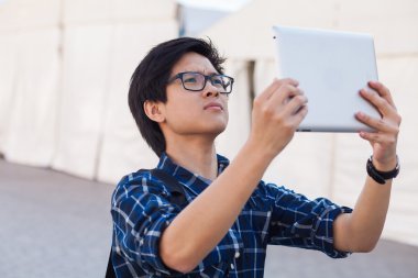 Dijital tablet alarak fotoğraf ile öğrenci