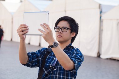 Dijital tablet alarak fotoğraf ile öğrenci