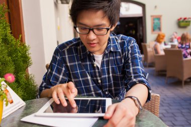 Dijital tablet ile Asya öğrenci