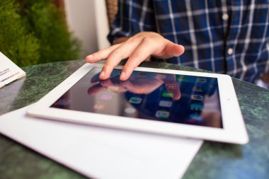 Tablet pc ekranına işaret parmak.