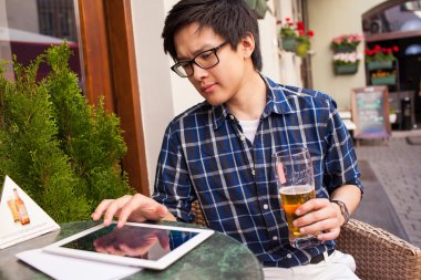 Adam bira içme ve tablet PC'yi kullanma