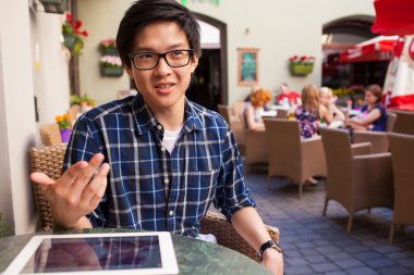 Dijital tablet ile Asya öğrenci