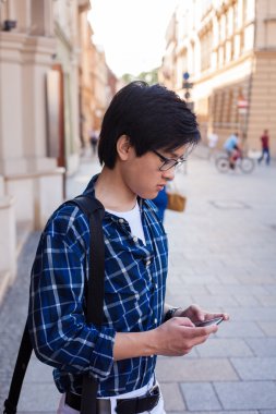 Hareket eden smartphone ile Asya adam.