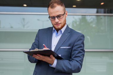 İşadamı sakallı bir sözleşme imzalama