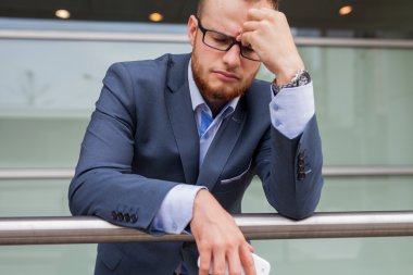 Sakallı yorgun işadamı