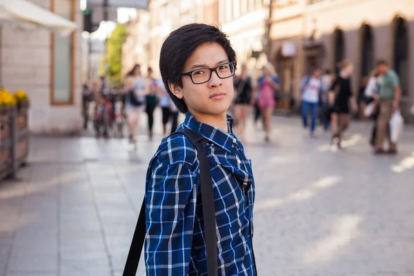 Homme à lunettes debout dans la rue — Photo