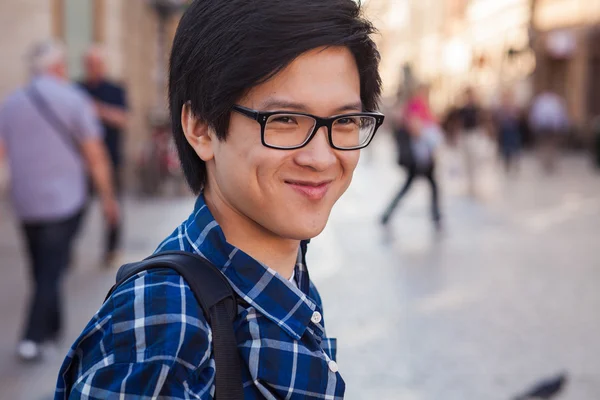 Homme à lunettes debout dans la rue — Photo