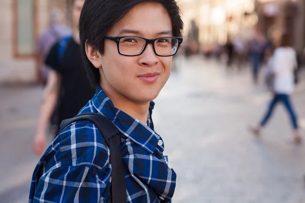 Homme à lunettes debout dans la rue — Photo