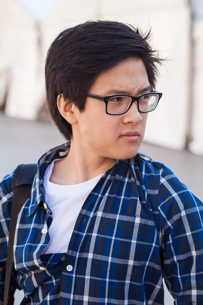 Homme à lunettes debout dans la rue — Photo