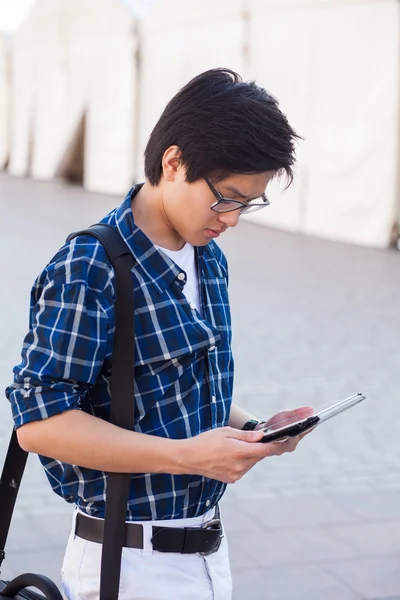 Manlig asiatiska student med digitala tablett — Stockfoto