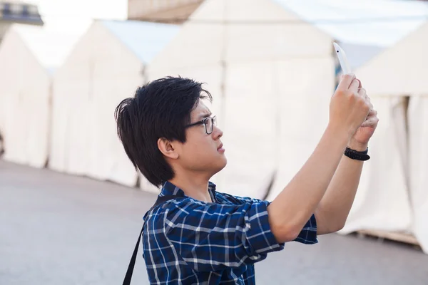 Estudante com tablet digital tirando foto — Fotografia de Stock