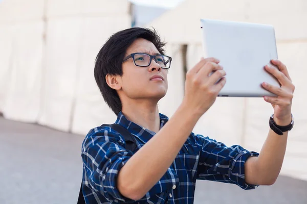 Student met digitale tablet nemen foto — Stockfoto