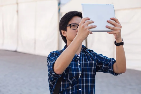 Студент с цифровым планшетом делает фото — стоковое фото