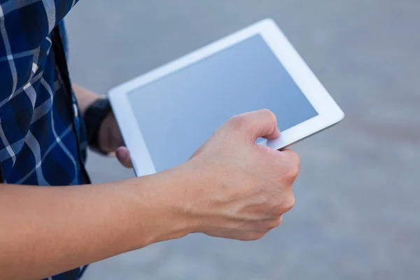 Männliche Hand berührt digitalen Tablet-PC. — Stockfoto