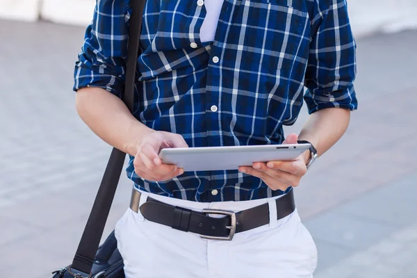 Мужская рука касаясь цифровой планшет ПК . — стоковое фото