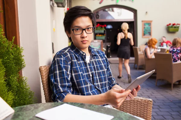 Estudante asiático com tablet digital — Fotografia de Stock