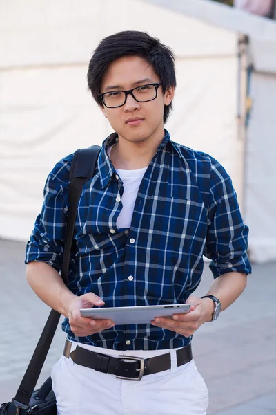 Estudiante asiático con tableta digital — Foto de Stock